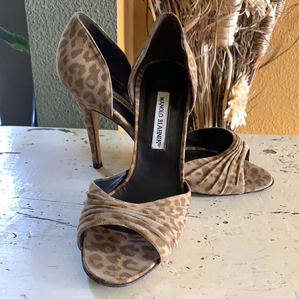 Manolo Blahniks!!  Heels are STUNNING!! Almost in brand new condition!! ✨